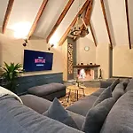 Heart Of Cozy Loft With Fireplace *