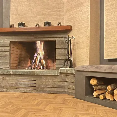 Heart Of Cozy Loft With Fireplace *