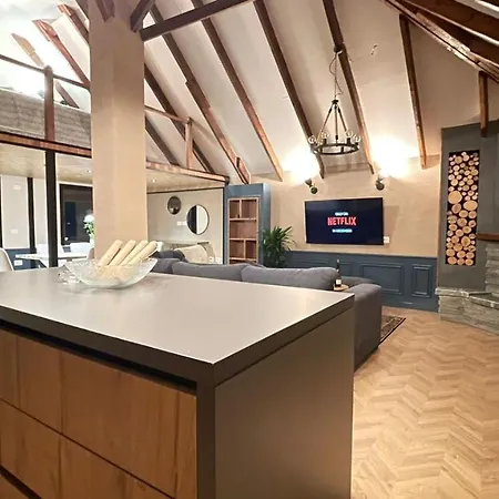 Heart Of Cozy Loft With Fireplace *