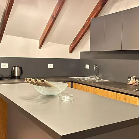 דירה Heart Of Cozy Loft With Fireplace