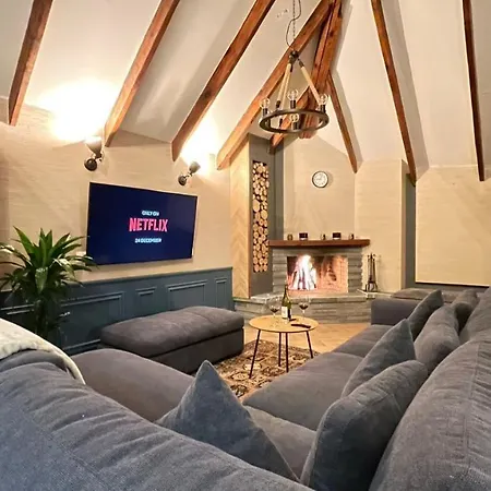 Heart Of Cozy Loft With Fireplace *