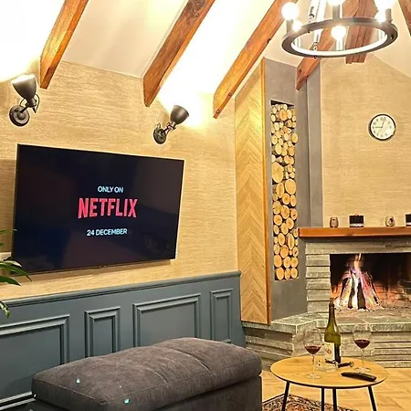 Heart Of Cozy Loft With Fireplace アパート ティラナ