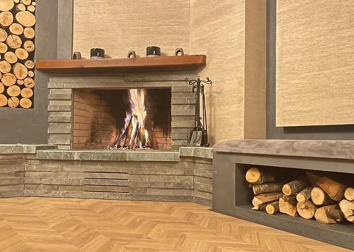 Heart Of Cozy Loft With Fireplace *