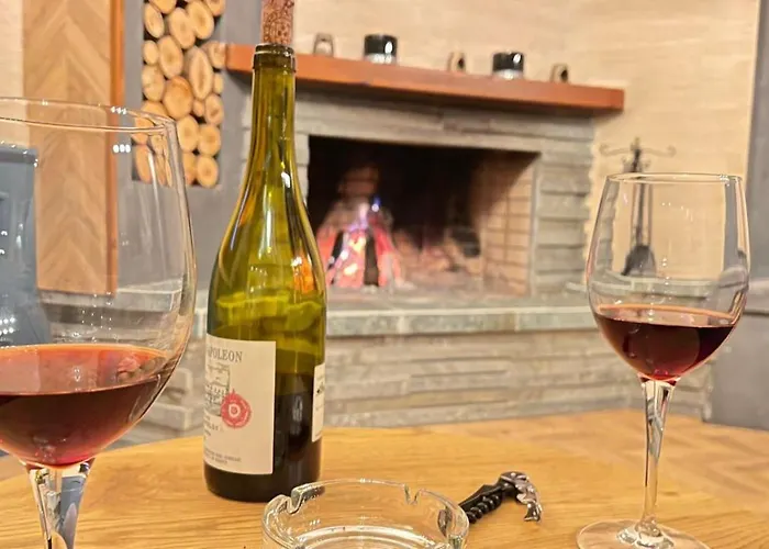 Heart Of Cozy Loft With Fireplace *